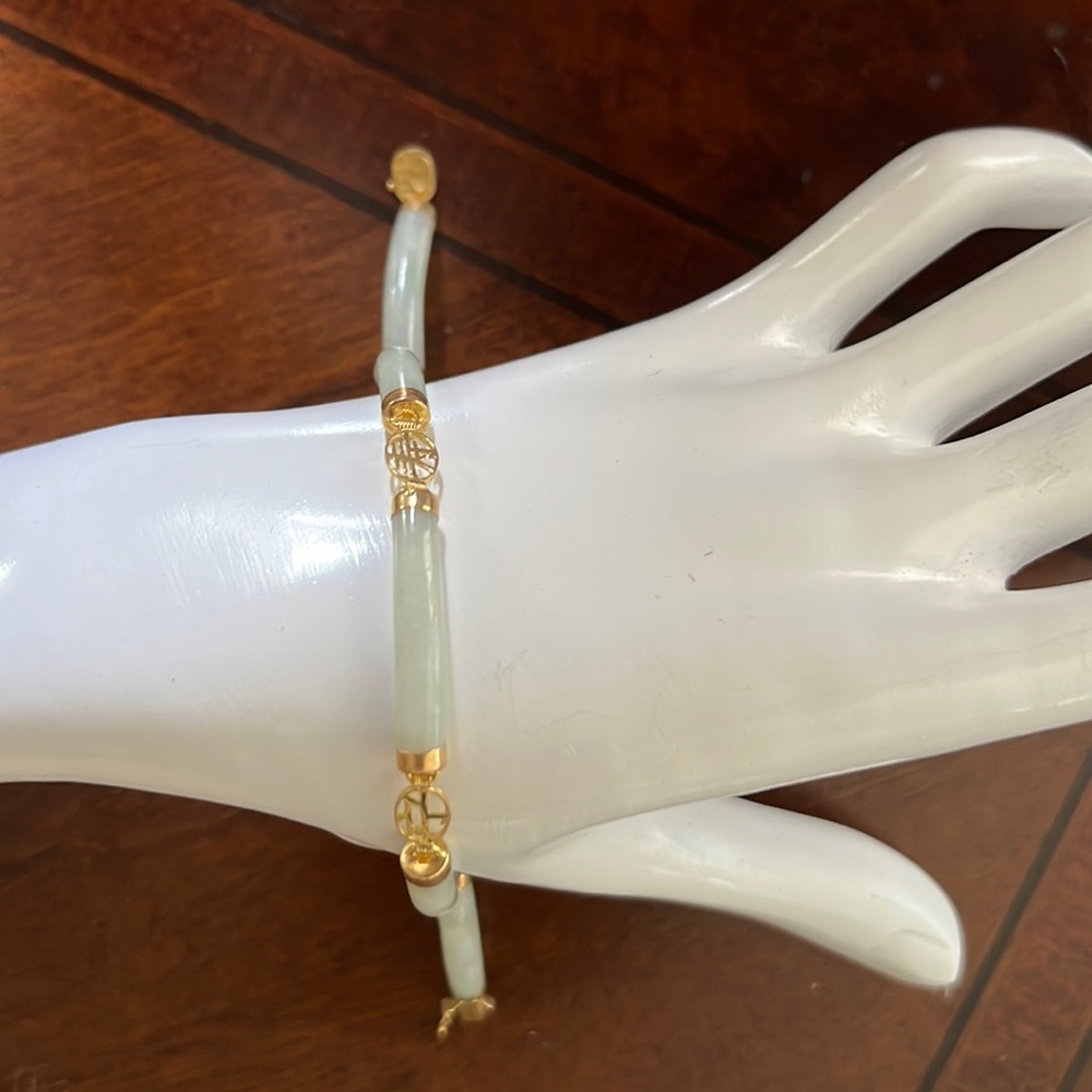 14kt. Gold jade bracelet.